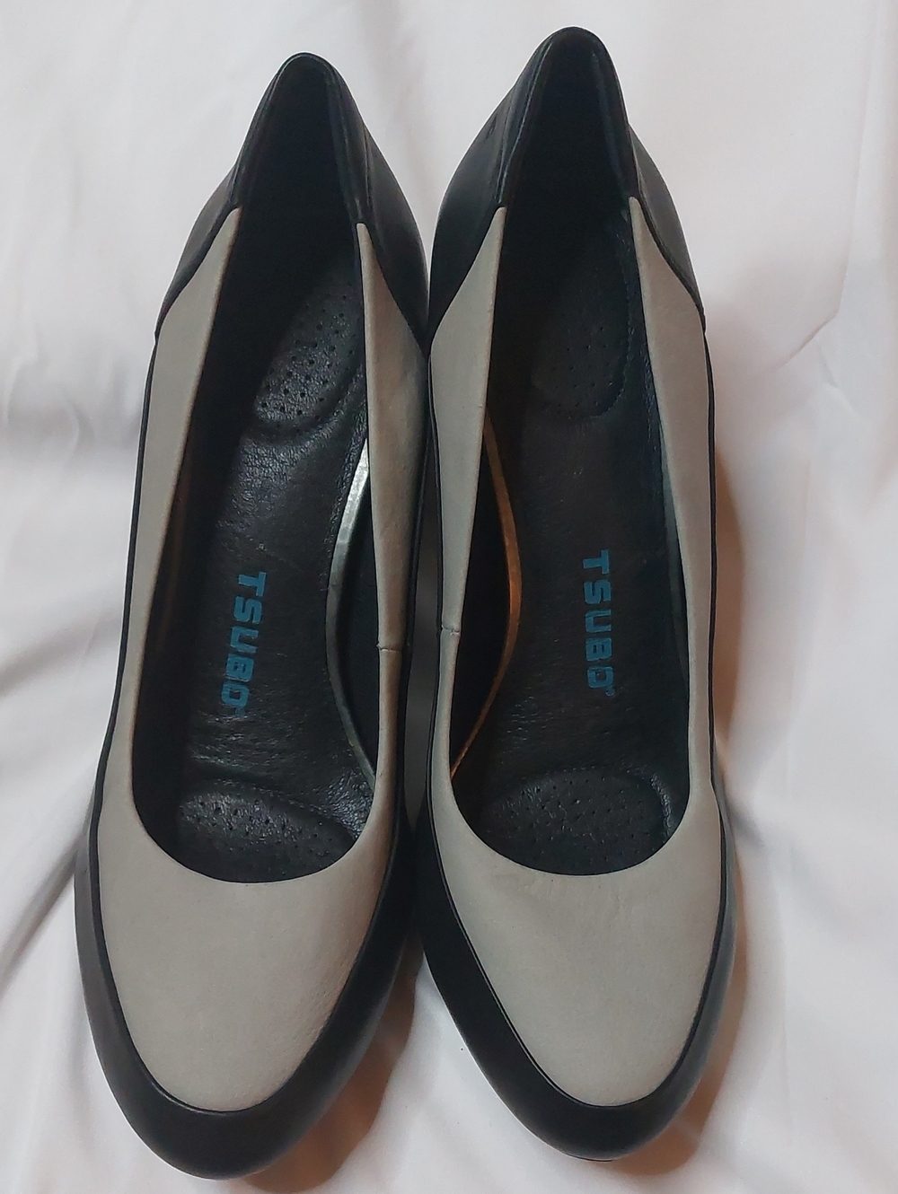 Tsubo Gray and Black Round-Toe Leather Pumps
